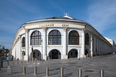 Moskova, Rusya - 29 Eylül 2021: Gostiny Dvor 'un Varvarka Caddesi' nden görüntü