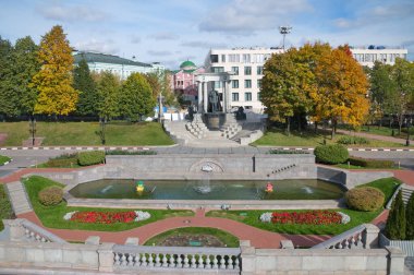 Moskova, Rusya - 29 Eylül 2021: Kurtarıcı İsa Katedrali yakınlarındaki Patriklik Meydanı 'nda II. Alexander' ın Anıtı. 2005 'te açılmış. Heykeltıraş Alexander Rukavishnikov