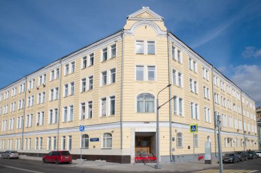 Moskova, Rusya - 29 Eylül 2021: Çocuklu dullar ve Bakhrushin kardeşlerin adlarını taşıyan kızların öğrencileri için ücretsiz dairelerin eski evi. Bolotnaya Caddesi, 18.