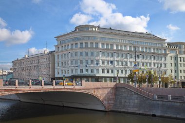 Moskova, Rusya - 29 Eylül 2021: Maly Moskvoretsky Köprüsü 'nün sonbahar manzarası ve Kadashevskaya Embankment' taki idari ve ofis binası