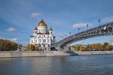 Moskova, Rusya - 29 Eylül 2021: Kurtarıcı İsa Katedrali ve Moskova Nehri üzerindeki ataerkil köprünün sonbahar manzarası
