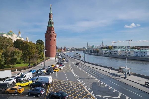 モスクワ ロシア 2021年9月29日 クレムリンとソフィア堤防の秋の景色 クレムリン堤防上の自動車交通 — ストック写真
