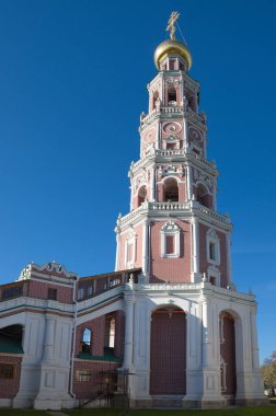Moskova 'daki Novodevichy Manastırı' nın çan kulesi güneşli bir sonbahar gününde, Rusya