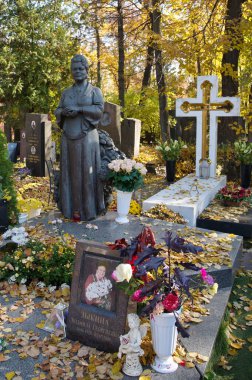 Moskova, Rusya - 9 Ekim 2021: SSCB Sanatçısı Lyudmila Zykina 'nın Novodevichy Mezarlığı' ndaki mezarı