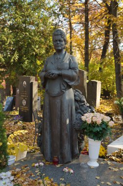 Moskova, Rusya - 9 Ekim 2021: SSCB şarkıcısı Lyudmila Zykina 'nın Novodevichy mezarlığındaki Halk Sanatçısı Anıtı