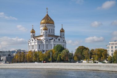 Moskova, Rusya - 29 Eylül 2021: Kurtarıcı İsa Katedrali 'nin sonbahar manzarası