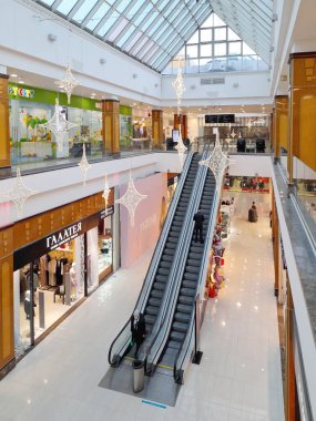 Moskova, Rusya - 8 Aralık 2021: Dmitrovka 'daki RIO alışveriş merkezinin içi