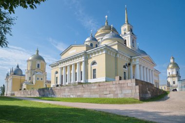 Nilo-Stolobenskaya çölleri manastırı. Epiphany Katedrali, St. Nile Kilisesi ve Peter ve Paul Kilisesi. Tver bölgesi, Rusya