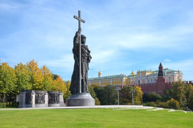 Moskova, Rusya - 29 Eylül 2021: Moskova Kremlin 'in arka planına karşı Büyük Prens Vladimir Anıtı