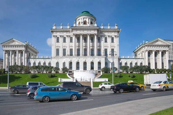 러시아 모스크바 2021 하우스 러시아 도서관 고전주의 건축물의 기념비 이전에 — 스톡 사진