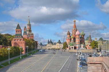 Moskova, Rusya - 29 Eylül 2021: Moskova Kremlin 'in sonbahar manzarası, Vasilievsky Descent ve Hendek' teki En Kutsal Teotokolar Katedrali (St. Basil 'in Katedrali)