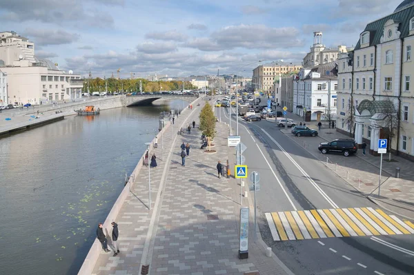 Moskova, Rusya - 29 Eylül 2021: Bir sonbahar günü Yakimanskaya seti manzarası 