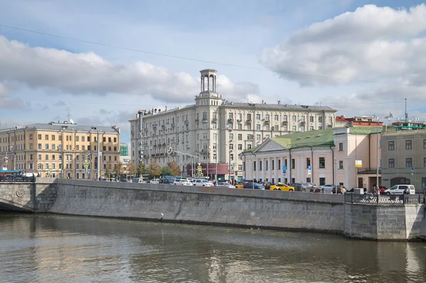 Moskva Rusko Září 2021 Pohled Nábřeží Domy Ulici Bolšaja Polyanka — Stock fotografie