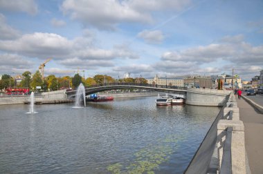 Moskova, Rusya - 29 Eylül 2021: Luzhkov (Tretyakov) Köprüsü, Kadaşevskaya ve Bolotnaya setlerinin sonbahar manzarası