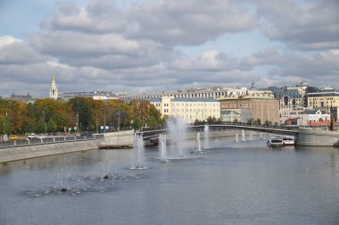 Moskova, Rusya - 29 Eylül 2021: Luzhkov (Tretyakov) bir sonbahar günü Drainage Kanalı 'ndaki köprü