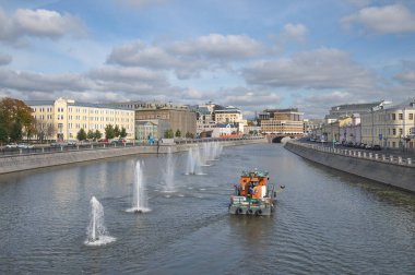 Moskova, Rusya - 29 Eylül 2021: Çeşmeler, Kadaşevskaya ve Bolotnaya setleri ile Tretyakov (Luzhkov) Köprüsü 'nden drenaj kanalına görüntü