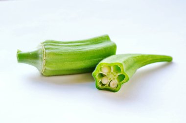 Hafif arkaplanda bamya meyvesi