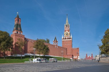 Moskova, Rusya - 29 Eylül 2021: Moskova Kremlin kulelerinin sonbahar manzarası
