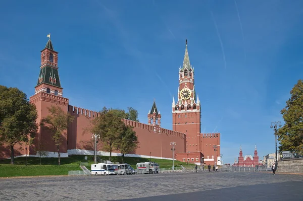Moskova, Rusya - 29 Eylül 2021: Moskova Kremlin kulelerinin sonbahar manzarası