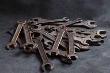 Koyu arkaplanda metal anahtarlar