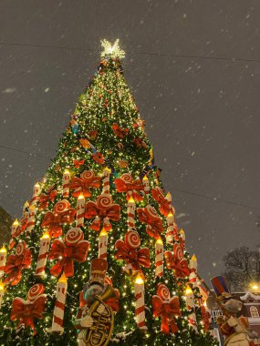 Noel ağacı süslenmiş bir çelenkle