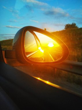    Günbatımı dikiz aynasında