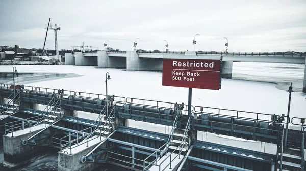 Teken Gesloten Dam Winter Met Ijs Gevormd Het Rivieroppervlak Brug — Stockfoto