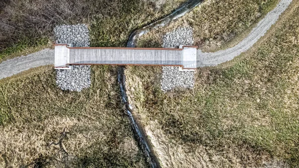 Yürüyen Bir Patika Köprüsü Sonbaharda Küçük Bir Dereden Geçer — Stok fotoğraf