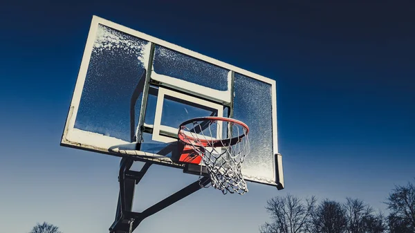 バスケットボールのフープが雪で飛び散った凍結シーン — ストック写真