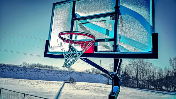 Güneş Kış Günü Basketbol Salonunun Üzerine Yağan Karla Işıldar — Stok fotoğraf