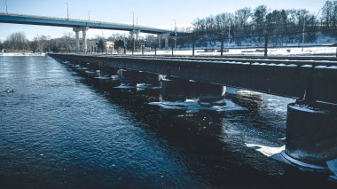 Buz, tilki nehrinde yüzüyor. Eski demiryolu rayları karla kaplanıyor..