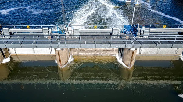 Die Säulen Herum Hat Sich Eis Gebildet Das Wasser Und — Stockfoto