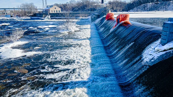 Winter Ijs Gevormd Rond Randen Van Pilaren Reconstructie Bij Oranje — Stockfoto