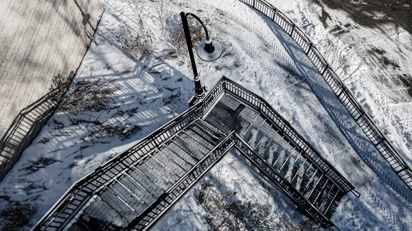 Vysoký Úhel Pohledu Zasněžené Městské Schody Mostu Nad — Stock fotografie