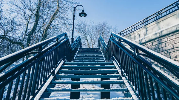 雪が上の橋に都市の階段を覆い — ストック写真