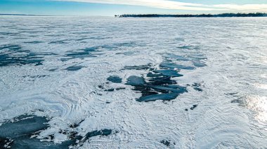 Yukarıdan donmuş suyun görüntüsü Dokular ve dokunaçlarla