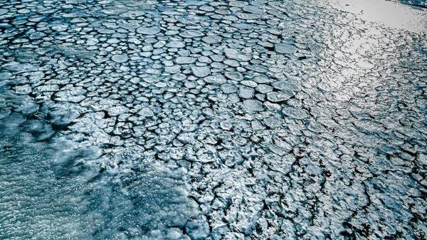 Una Vista Elevada Los Patrones Helados Río Durante Invierno — Foto de Stock