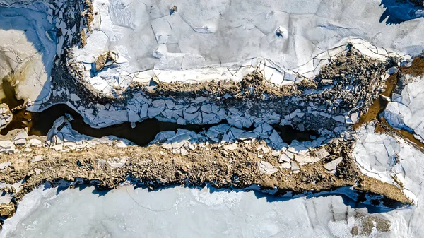 Танення Снігу Скелястому Кар Єрі Розтріскуванням Льоду Брудного Кольору Струмка — стокове фото