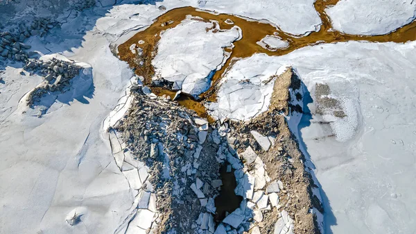 Sneeuw Smelten Bij Een Steengroeve Met Krakend Ijs Vuil Gekleurde — Stockfoto