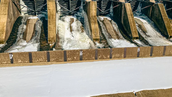 氷の層が薄いダムからの水の流れ — ストック写真