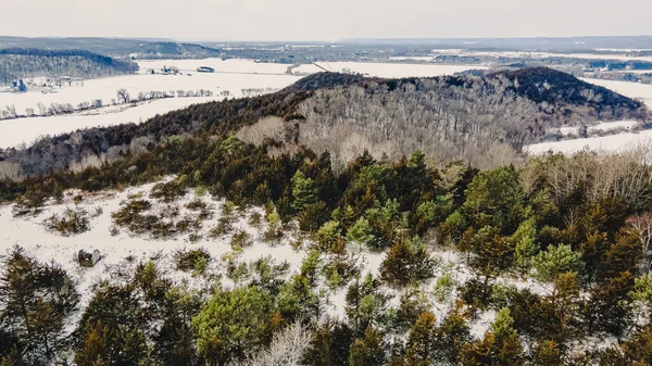 Tepelerin Üzerinde Canlı Renkler Kışın Kara — Stok fotoğraf