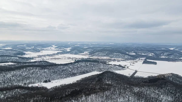 Nieve Cubre Tierra Bajo Cielo Sombrío Con Las Colinas Que — Foto de Stock