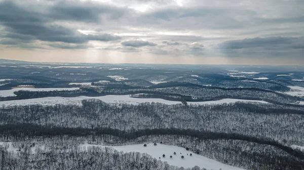Kış Tepeleri Boyunca Ağaçlar Çöllerle Kaplı Canlı Bir Gökyüzü — Stok fotoğraf