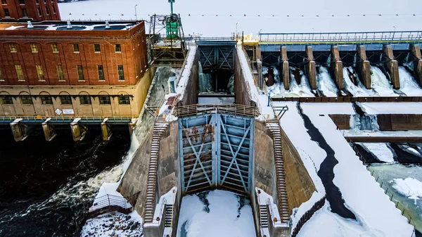 Fiume Ghiacciato Con Passerella Fredda Cima Alla Diga — Foto Stock