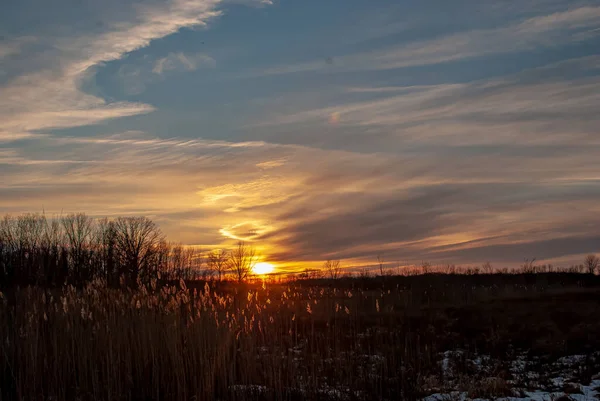 翼のような雲と壮大な冬の夕日 — ストック写真