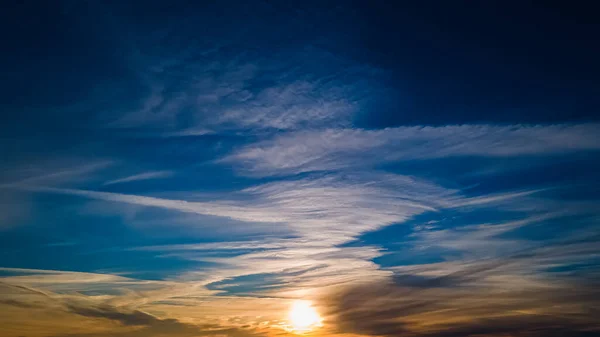 Majestoso Pôr Sol Inverno Com Nuvens Como Asas — Fotografia de Stock