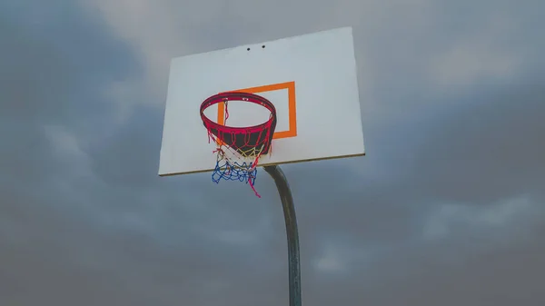 Basketbol Potasının Üstünde Dramatik Bir Gökyüzü — Stok fotoğraf