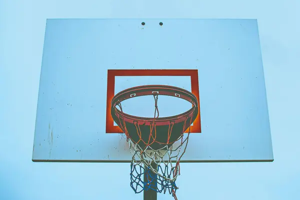 この古い学校のバスケットボールの輪のネット上の愛国的な色 — ストック写真