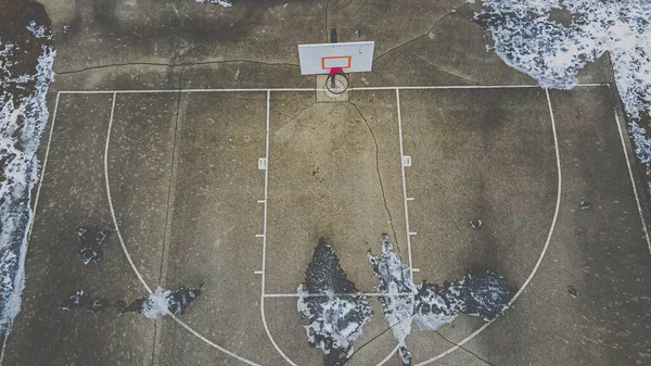 冬の旧学校バスケットボールコート — ストック写真