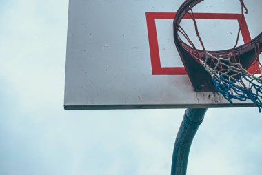 Parktaki eski moda basketbol potasında vatansever bir ağ..